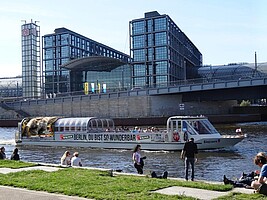 Das Aqua-Cabrioschiff AC BärLIner vor dem Berliner Hauptbahnhof - auf der Spree unterwegs Richtung Osten unterwegs