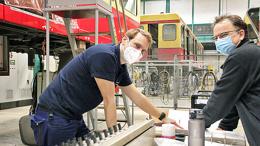 Letzte Prüfungen vor der Probefahrt Andreas Wieck prüft die Bremsen und Sicherheitssysteme.