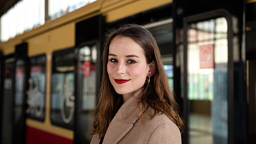 Eine Runde Berlin Journalistin und Podcasterin Ann-Kathrin Hipp steigt gerne in die Ringbahn