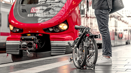 Mit Bahn und (Falt-)Rad besonders günstig unterwegs Ein Faltrad-Abo ist die perfekte Ergänzung zum Deutschland-Ticket, denn es ermöglicht das flexible Miteinander von Zug und Fahrrad.