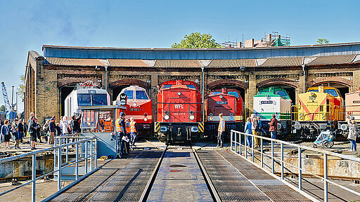 Dampflok-Herbstfest in Schöneweide Mehr als 40 historische Lokomotiven und Wagen gibt es beim Herbstfest im Bahnbetriebswerk Schöneweide aus nächster Nähe zu entdecken.
