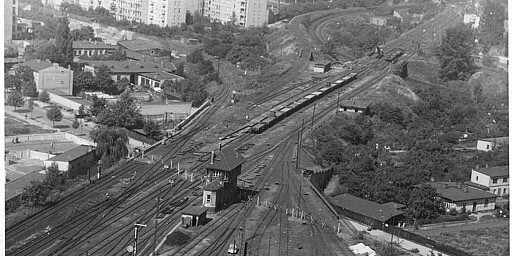 Mauerbau Blick auf die Sektorengrenze nach dem Mauerbau am Güterbahnhof Treptow im Jahr 1961. Ein massiver Zaun sichert zuerst den Grenzverlauf. Er scheint mitten durch das Stellwerk TWG zu gehen. Im Hintergrund sind die unterbrochenen Gleise der Ringbahn zu sehen. Links ist der Innere Görlitzer Anschluss zu erkennen, der für den Güterverkehr zum Görlitzer Bahnhof trotz Stacheldraht noch bis 1985 genutzt werden kann.