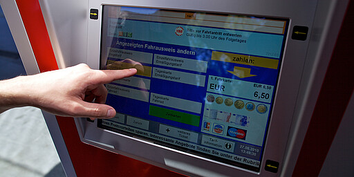 Automaten Fargast bei der Bedienung des Fahrkartenautomaten auf dem S-Bahnhof Tiergarten