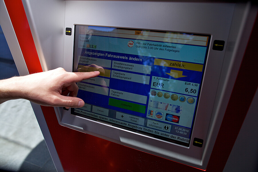 Automaten Fargast bei der Bedienung des Fahrkartenautomaten auf dem S-Bahnhof Tiergarten