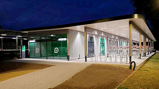 Nachhaltige Holzbauweise, digitale Zugangssysteme und 340 Stellplätze für ein sicheres und komfortables Fahrradparken