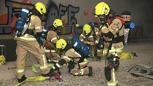 Feuerwehrleute schließen die Schläuche an, um den Brand schnell löschen zu können.