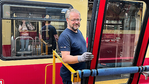 Vielseitige Aufgaben Instandhalter Andreas schätzt die abwechslungsreiche Arbeit im Werk Schöneweide.