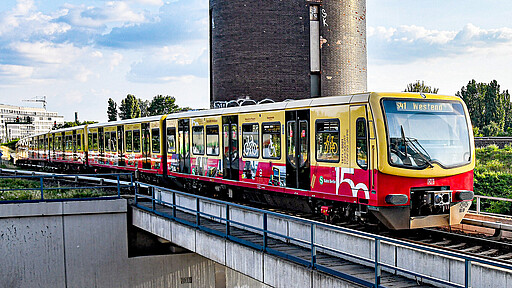 Sonderzug am Kreuzungsbahnhof Ostkreuz Sven Heinemanns Lieblingsbahnhof auf der Ringstrecke ist der Bahnhof Ostkreuz, wenn auch der Bahnhof Prenzlauer Berg für ihn der schönste ist.