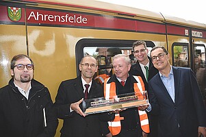 S-Bahnchef Peter Buchner überreicht Bürgermeister Wilfried Gehrke ein Modell des Taufzuges als Zeichen der Verbundenheit von Region und S-Bahn.