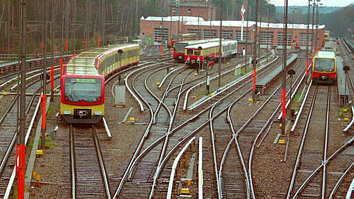Werkstatthallen Wannsee Blick vom Stellwerk Wsa auf die Werkstatthallen der Betriebswerkstatt Wannsee im Mai 2000