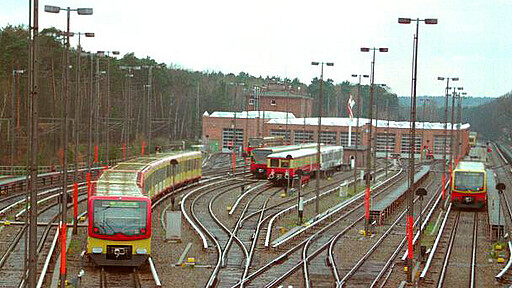 Blick vom Stellwerk Wsa auf die Werkstatthallen der Betriebswerkstatt Wannsee im Mai 2000