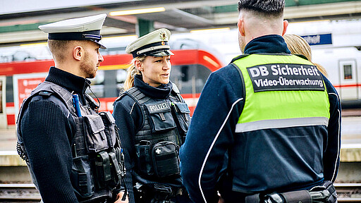 25 Jahre Ordnungspartnerschaft: Bundespolizei und DB Sicherheit sorgen rund um die Uhr für Sicherheit auf Bahnhöfen und in Zügen.
