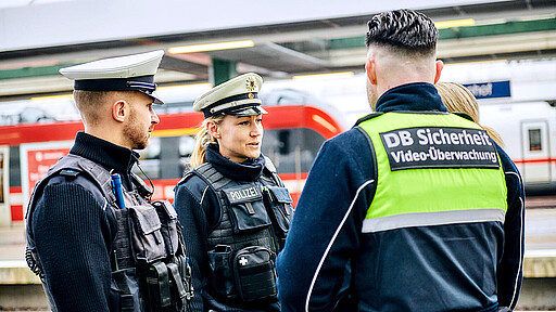25 Jahre Ordnungspartnerschaft: Bundespolizei und DB Sicherheit sorgen rund um die Uhr für Sicherheit auf Bahnhöfen und in Zügen.