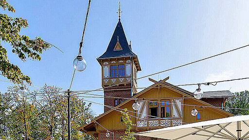 Biergarten-Genuss meets Kunst im Eierhäuschen.