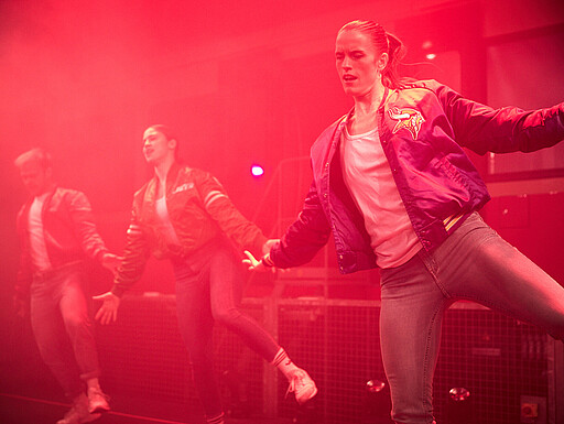 Romano-Konzert 2019 Tänzerinnen beim Romano-Konzert im S-Bahnwerk Schöneweide