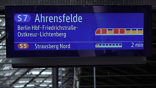 Projekt Lightgate Digitale Anzeigen an Bahnhöfen zeigen Ihnen vor Einfahrt, welcher Wagen am leersten ist.