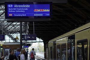Projekt Lightgate Digitale Anzeigen an Bahnhöfen zeigen Ihnen vor Einfahrt, welcher Wagen am leersten ist.