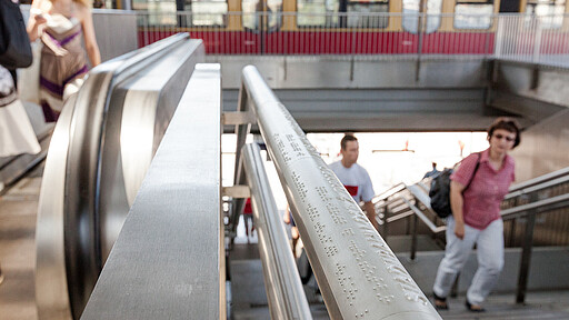 Blindenleitsystem am Treppengeländer Zu unserem Blindenleitsystem gehören auch die Railschriften zum Beispiel auf den Handläufen.