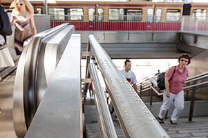 Zu unserem Blindenleitsystem gehören auch die Railschriften zum Beispiel auf den Handläufen.