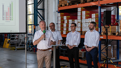 Vorstellung der neuesten Zahle im Werk Friedrichsfelde. Alexander Kaczmarek, Konzernbevollmächtigter der DB für Berlin, Frank Frühbrod, Leiter der S-Bahnstromversorgung Berlin, S-Bahnchef Peter Buchner und Dr. Dominik Schäfer, der das Projekt Qualitätsoffensive bei der S-Bahn leitet, stellten die neusten Zahlen vor (v.l.n.r.).