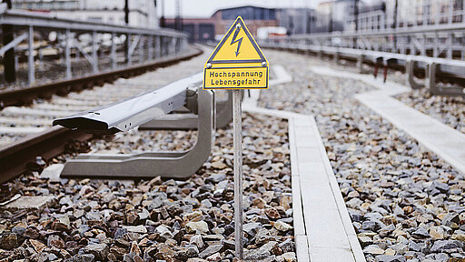 Schilder machen aufmerksam auf die Lebensgefahr bei Stromschienen
