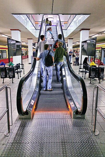 Personen auf der Rolltreppe zum Bahnsteig am S-Bahnhof Potsdamer Platz