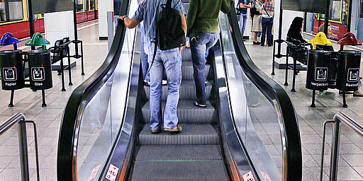 Personen auf der Rolltreppe zum Bahnsteig am S-Bahnhof Potsdamer Platz