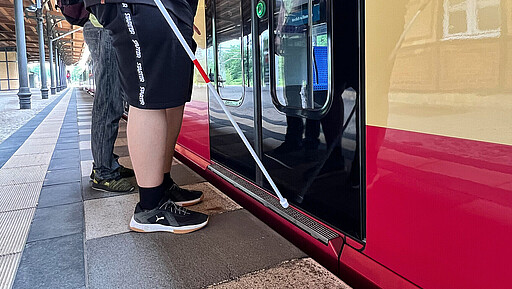 Mobil und sicher. Sehbehinderten Menschen, wie Damian, helfen besonders Farben bei der Orientierung. So ist es sinnvoll, wenn beispielsweise wichtige Markierungen auf Bahnhöfen – etwa an Türen oder am Boden – durch starke Farbkontraste besser zu erkennen sind. Daher auch die schwarz abgesetzten Türen der neuen Baureihe.