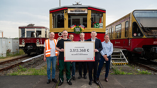 Scheck über 3,5 Millionen Euro Überbrachte persönlich den Förderscheck für das 100-jährige Jubiläum der Berliner S-Bahn: Florian Graf, Chef der Senatskanzlei (2. v. r.). Unterstützt werden unter anderem die Jubiläumsfeiern sowie die Aufrüstung eines historischen S-Bahnzugs mit moderner Sicherungstechnik.