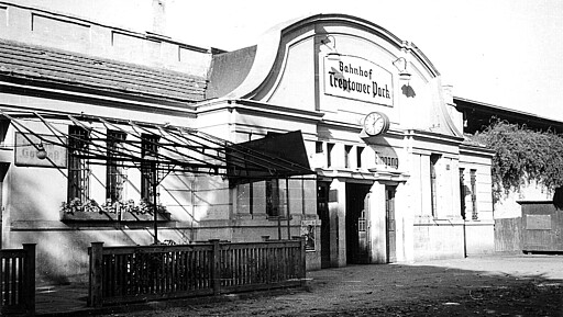 S-Bahnhof Treptower Park 1951 sah das Empfangsgebäude des Bahnhofs Treptower Park noch etwas anders aus.