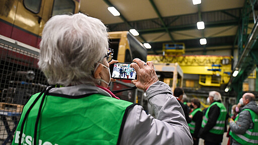 Bitte lächeln! Fotografieren erlaubt: Hannelore Bille dokumentiert die Werkskulisse während des Rundgangs.