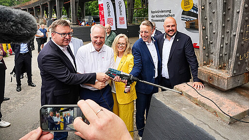 Alexander Kaczmarek, DB-Konzernbevollmächtigte für Berlin (2.v.l.), Verkehrssenatorin Ute Bonde, VBB-Chef Christoph Heuing (2.v.r.), Spandaus Bezirksstadtrat Thorsten Schatz (l.) und Frank Bewig (r.), Bezirksbürgermeister von Spandau, gaben das Startsignal für die Sanierung des Stahlviadukts.