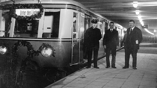Bau der Nord-Süd-S-Bahn - Besichtigungsfahrt am 27.07.1936 (Stettiner Bahnhof) mit einem geschmückten Sonderzug im Stettiner Bahnhof, an der Spitze Triebwagen 3833 (ET/EB 166 034, Bauart Olympia); Aufnahme des Betriebes am 28.07.1936 Bau der Nord-Süd-S-Bahn - Besichtigungsfahrt am 27.07.1936 (Stettiner Bahnhof) mit einem geschmückten Sonderzug im Stettiner Bahnhof, an der Spitze Triebwagen 3833 (ET/EB 166 034, Bauart Olympia); Aufnahme des Betriebes am 28.07.1936