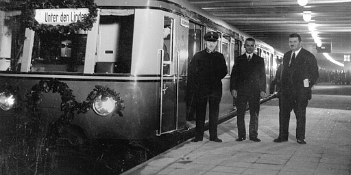 Bau der Nord-Süd-S-Bahn - Besichtigungsfahrt am 27.07.1936 (Stettiner Bahnhof) mit einem geschmückten Sonderzug im Stettiner Bahnhof, an der Spitze Triebwagen 3833 (ET/EB 166 034, Bauart Olympia); Aufnahme des Betriebes am 28.07.1936