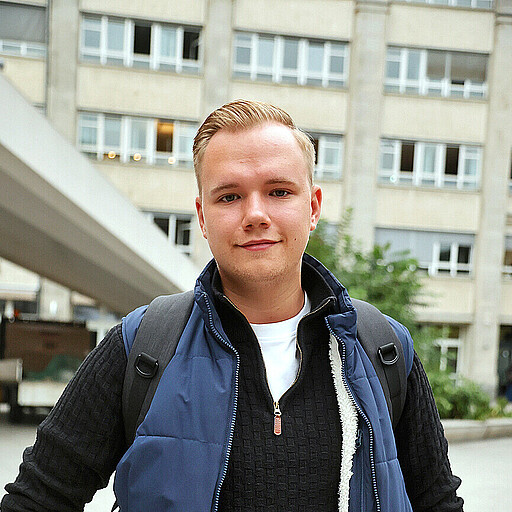 Niklas Thierschmidt Niklas Thierschmidt verbindet technisches Interesse mit dem Wunsch, später selbst S-Bahn zu fahren.