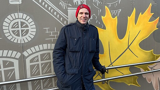 Zufrieden mit dem Ergebnis. Markus Ronge von der Firma art-efx hat die Wände des Bauwerks konzipiert.