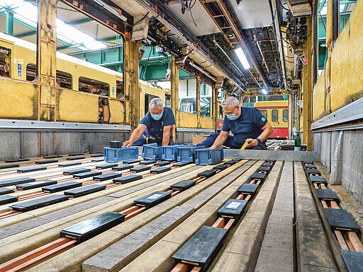 Ausmessen nicht vergessen. Die exakte Positionen der Gummiauflagen werden mit langen Richtscheiden ausgemessen.