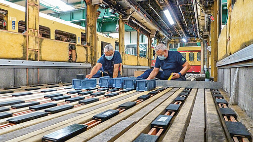 Die exakte Positionen der Gummiauflagen werden mit langen Richtscheiden ausgemessen. Die exakte Positionen der Gummiauflagen werden mit langen Richtscheiden ausgemessen.