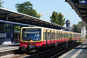 Modernisierte Baureihe 481 als S9 auf dem Weg zum Flughafen BER am Bahnsteig, im Hintergrund der Wasserturm am Ostkreuz