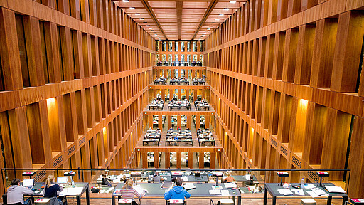 HU UB innen Die "hängenden Gärten" im Lesesaal des Grimm-Zentrums