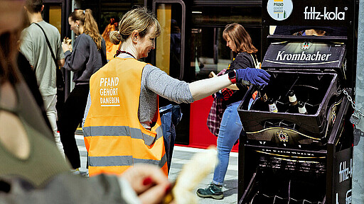 Flasche rein, Hilfe raus In diese Pfandtürme können Reisende ganz einfach ihre leeren Pfandflaschen einsortieren.