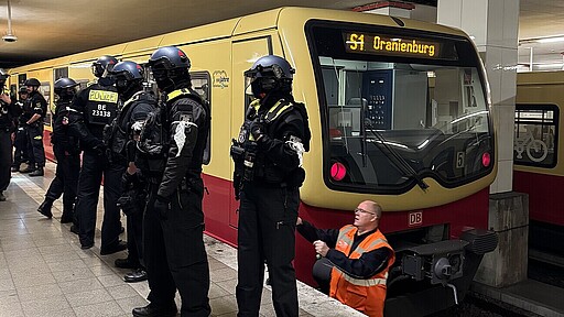 Während die Polizei die Lage checkt, sorgt Lokführer Roy Wallis dafür, dass der Zug nicht mehr unter Spannung steht.
