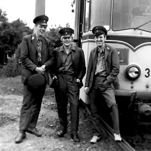 Harald Meißner (Mitte) mit zwei Kollegen vor einem Zug der BVG-Fahrschule – auf dem Weg zu seiner Karriere auf der Schiene.