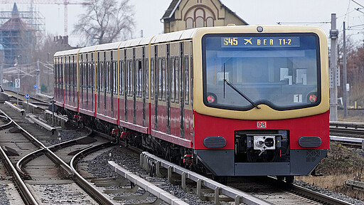 Neue S-Bahnstrecke für den Berliner Osten S45 zum BER bei der Ausfahrt aus dem Bahnhof Schöneweide