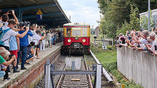 Großer Bahnhof Begeisterter Empfang als nachmittags der historische Sonderzug in Bernau eintrifft.