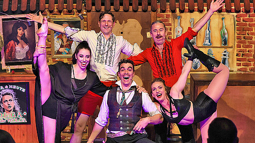 Artistik trifft Freakshow Tango, Polka und Wodka: In der Spelunke von Hoodlivnitz feiern schräge Charaktere das Leben mit akrobatischen Kunststücken, leidenschaftlichen Auseinandersetzungen und einer irren Show voller Energie und Überraschungen.