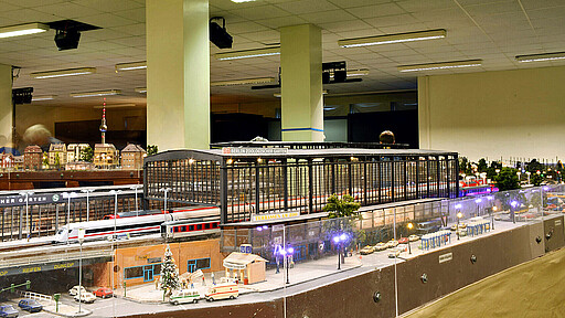 S-Bahnen, ICEs und Regionalzüge rollen bei der Modellbahnausstellung der Gustav-Heinemann-Oberschule durch die Berliner Stadtbahn in Miniatur.