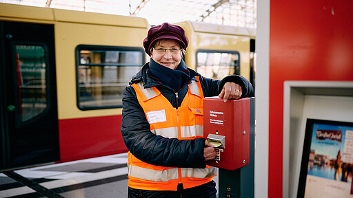 Alles funktioniert korrekt Claudia Wagner kontrolliert ob Angaben wie Kalenderwoche, Datum und Uhrzeit des Fahrkartenentwerters stimmen.