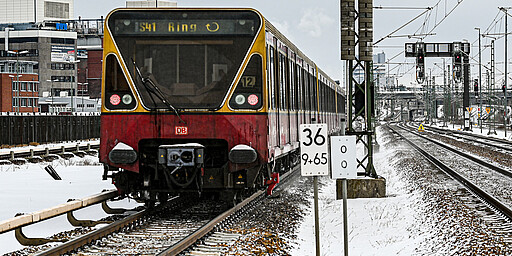 Ringbahn Ein Zug der Baureihe 480 passiert als S41 den Start- und Endpunkt der Ringbahn. Er liegt auf Höhe der Erna-Samuel-Straße 11. Die Ringbahn ist 36 965 Meter (S-Bahn) bzw. 37 060 Meter (Fernbahn) lang.