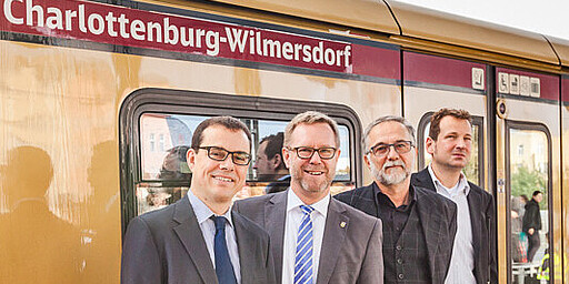 Den Viertelzug der Baureihe 481 (Nr. 384-6) zieren seit dem 1. Oktober der Schriftzug „Charlottenburg- Wilmersdorf“ und das Bezirkswappen.